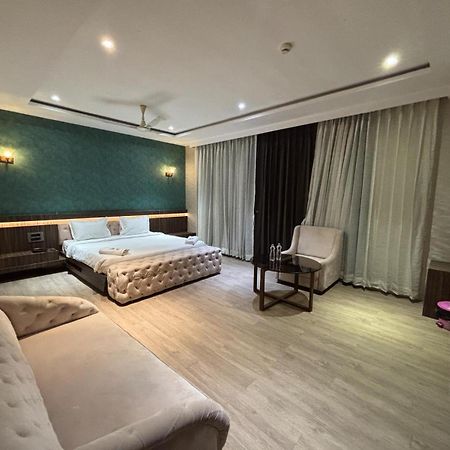 Hotel Elegant Inn Surat Eksteriør billede