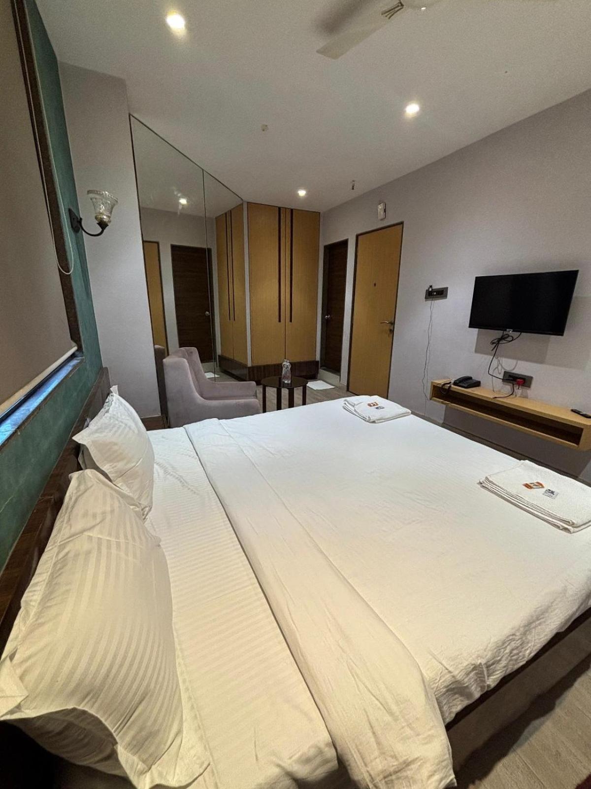 Hotel Elegant Inn Surat Eksteriør billede