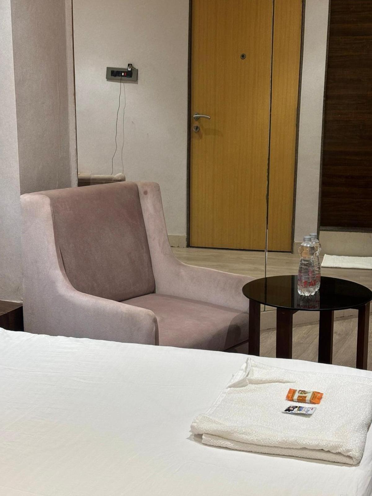 Hotel Elegant Inn Surat Eksteriør billede