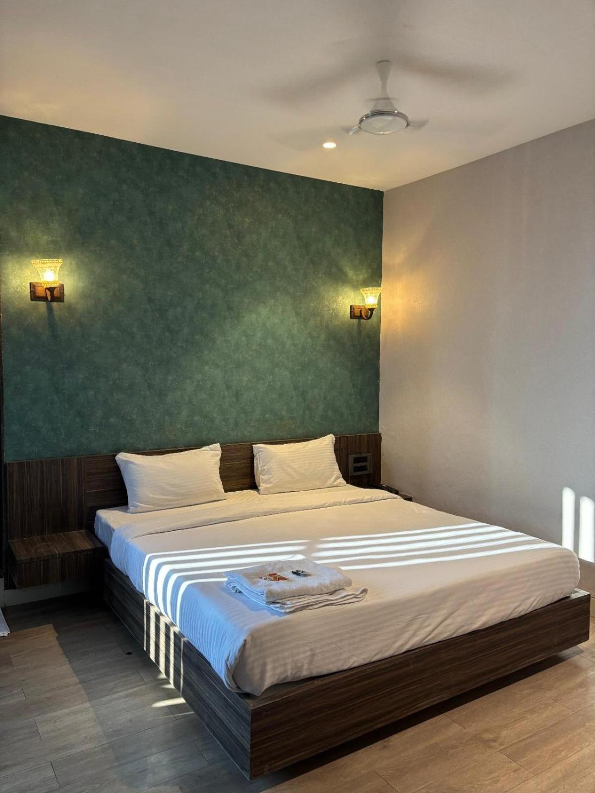 Hotel Elegant Inn Surat Eksteriør billede