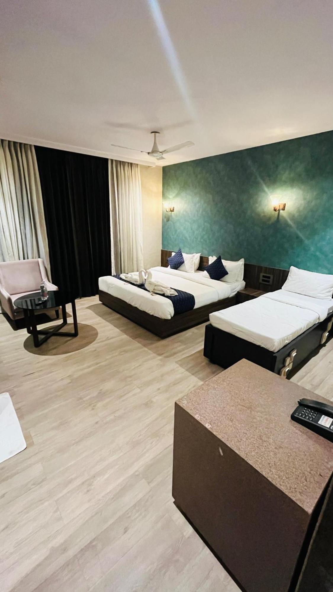 Hotel Elegant Inn Surat Eksteriør billede