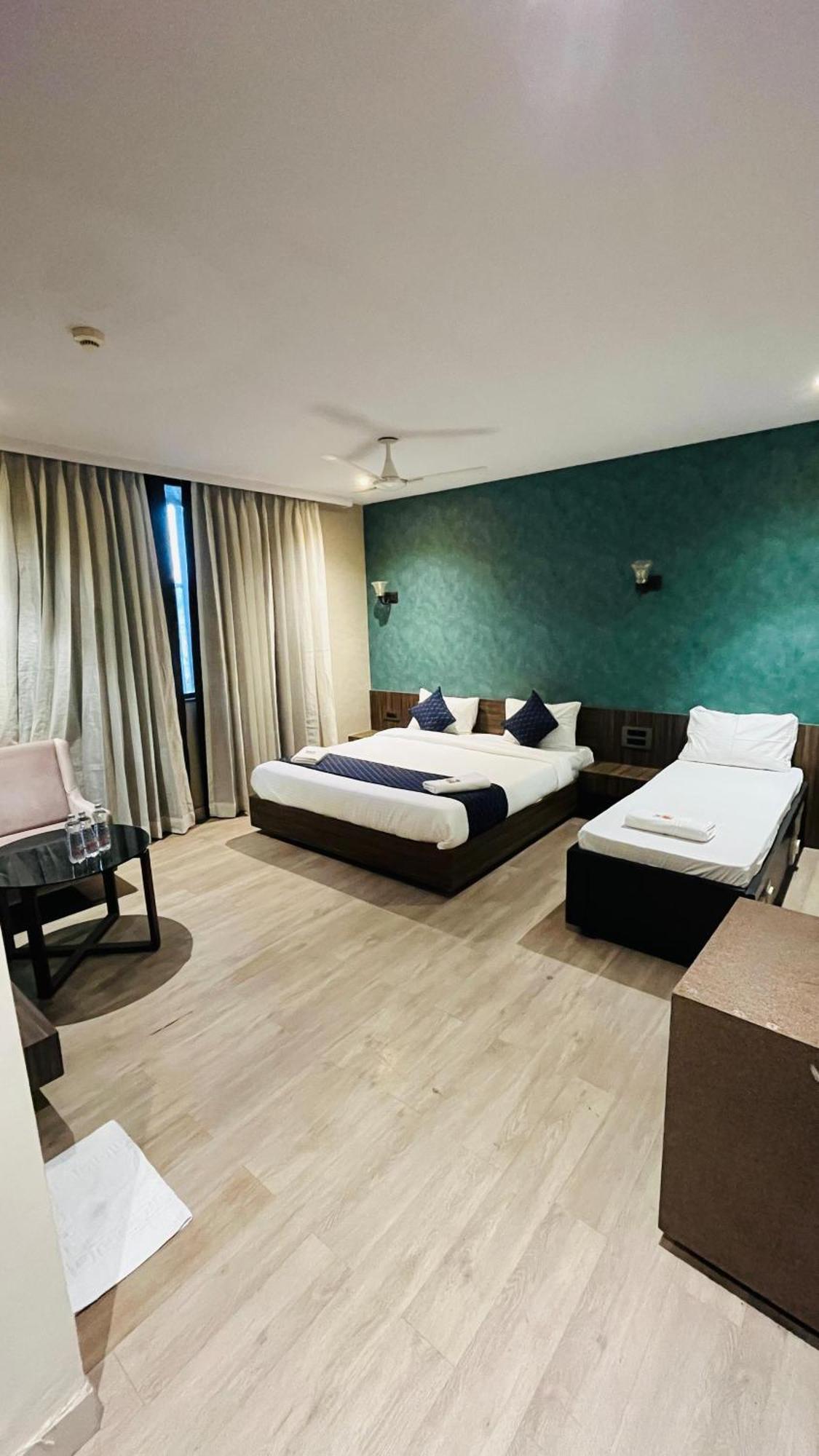 Hotel Elegant Inn Surat Eksteriør billede