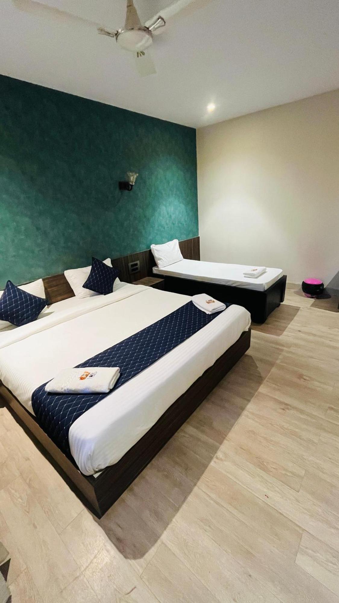 Hotel Elegant Inn Surat Eksteriør billede