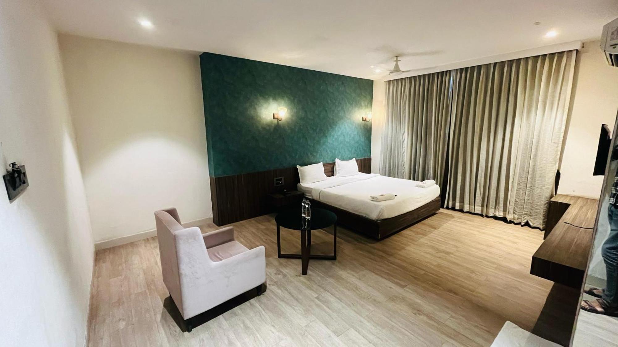 Hotel Elegant Inn Surat Eksteriør billede